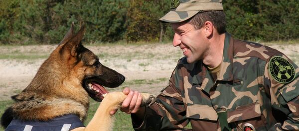 Lietuvos pasienietis su tarnybiniu šuniu Lietuvos pasienietis su tarnybiniu šuniu - Sputnik Lietuva