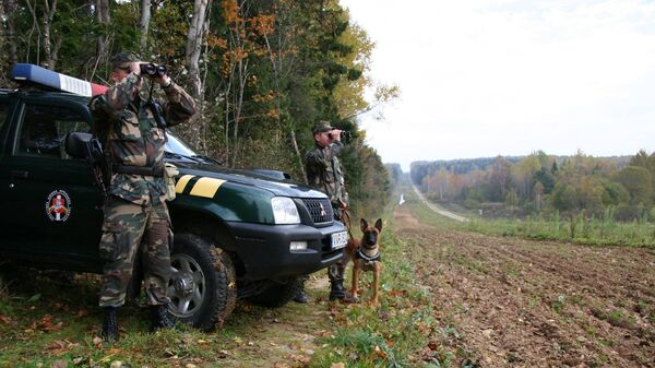 Литовские пограничники со служебной собакой - Sputnik Lietuva