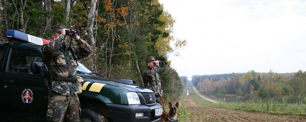 Литовские пограничники со служебной собакой - Sputnik Литва