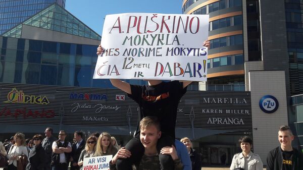 Школьники с плакатом Школьники с плакатом - Sputnik Литва
