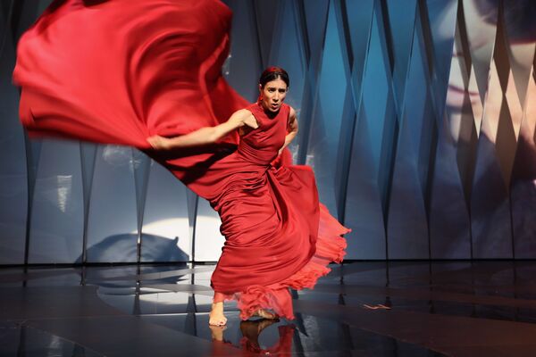 Испанская танцовщица и хореограф Бланка Ли выступает на церемонии открытия 70-го Каннского кинофестиваля - Sputnik Литва