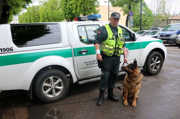 Полицейский-кинолог Дайнюс Даукша со своим питомцем - Sputnik Lietuva