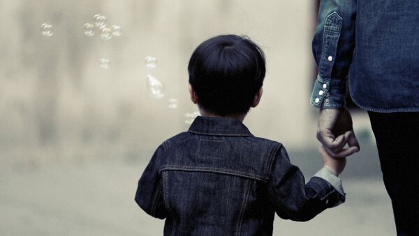 Мальчик выдувает пузыри, архивное фото - Sputnik Литва