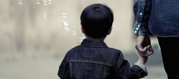 Мальчик выдувает пузыри Мальчик выдувает пузыри - Sputnik Литва