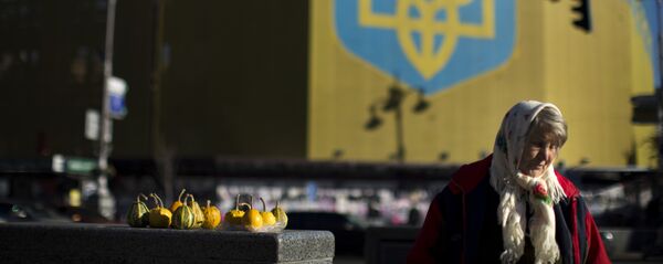 Бабушка продает тыквы в Украине Бабушка продает тыквы в Украине - Sputnik Литва