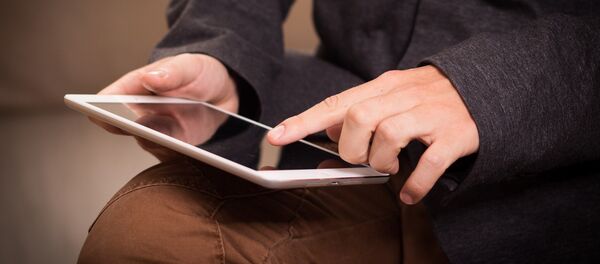 Парень работает с планшетом, архивное фото - Sputnik Литва