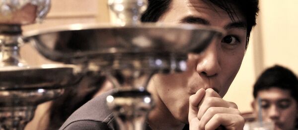 Парень курит кальян - Sputnik Литва