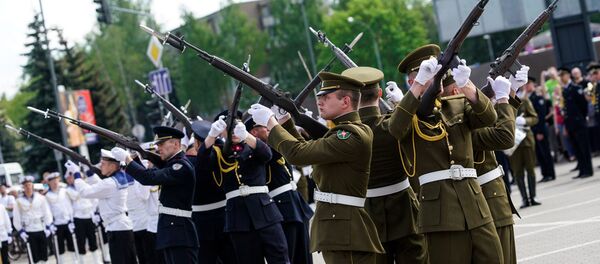 Дефиле военнослужащих роты Почетного караула армии Литвы - Sputnik Литва