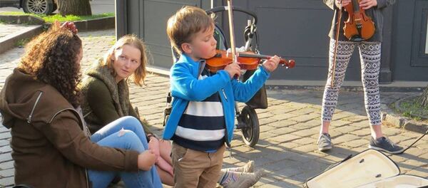 Юный музыкант на улице Вильнюса Юный музыкант на улице Вильнюса - Sputnik Lietuva