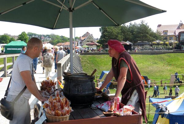 У деревянного моста близ Каунасского замка - Sputnik Литва