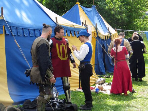 Некоторые из участников состязания и живут в этих шатрах - Sputnik Литва