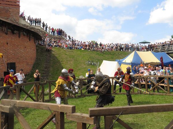 Сражаются рыцари Барбар (Эстония) и Томас (Литва) - Sputnik Литва