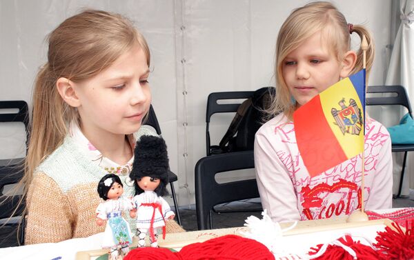 Девочки у стола с национальными сувенирами - Sputnik Литва