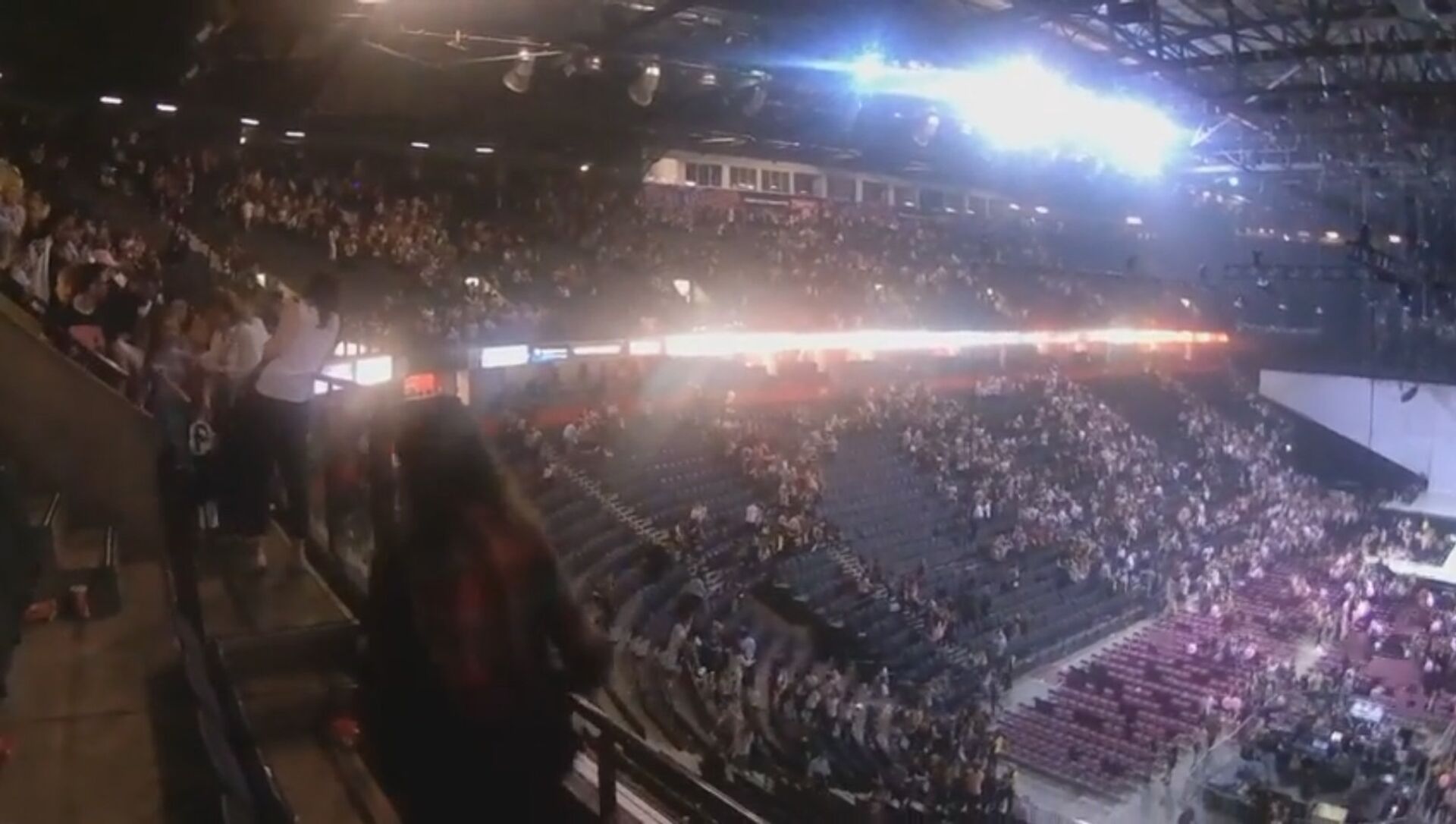 Взрыв на стадионе. Манчестер Арена теракт. Теракт на концерте Арианы Гранде в Манчестере. Теракт на концерте Арианы Гранде.