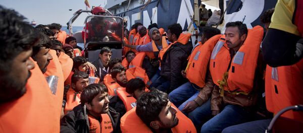 Мигранты из Ливии, которых позже доставят в Италию - Sputnik Литва