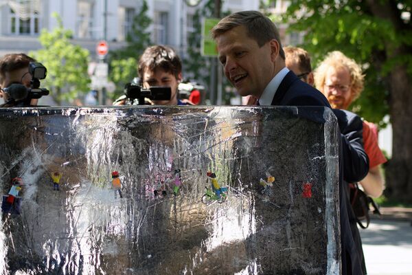 Ремигиюс Шимашюс осматривает ледяную скульптуру День свободы от налогов Ремигиюс Шимашюс осматривает ледяную скульптуру День свободы от налогов - Sputnik Литва