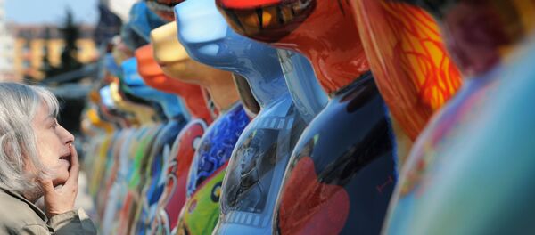 Женщина рассматривает фигуры Buddy Bär - Sputnik Литва