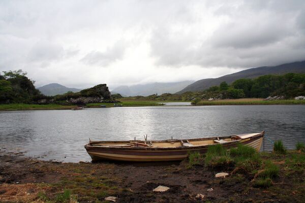 Лодка, привязанную к берегу озера Макросс в Национальном парке Килларни, графство Керри, Ирландия - Sputnik Литва