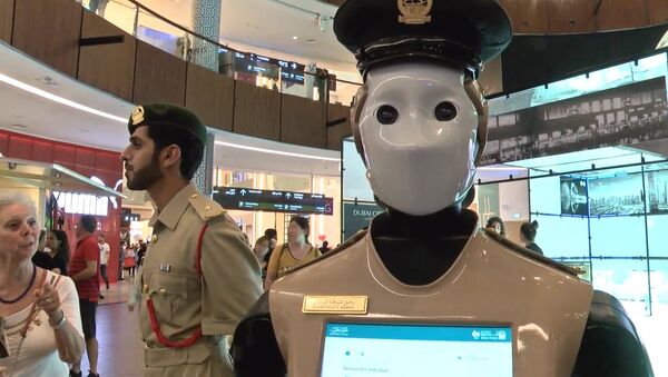 Узнаю тебя из тысячи: что делает Робот-полицейский в Дубае - Sputnik Lietuva