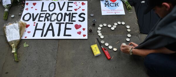 Цветы и свечи в память о жертвах теракта в Манчестер-арене - Sputnik Литва