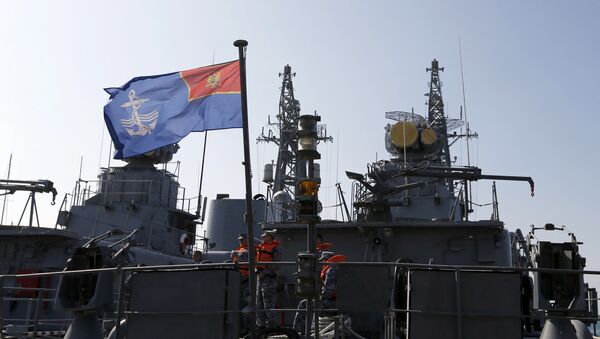 Черногорские моряки стоят у легкого фрегата Котор в порту Бар, Черногория - Sputnik Литва