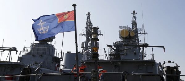 Черногорские моряки стоят у легкого фрегата Котор в порту Бар, Черногория - Sputnik Литва