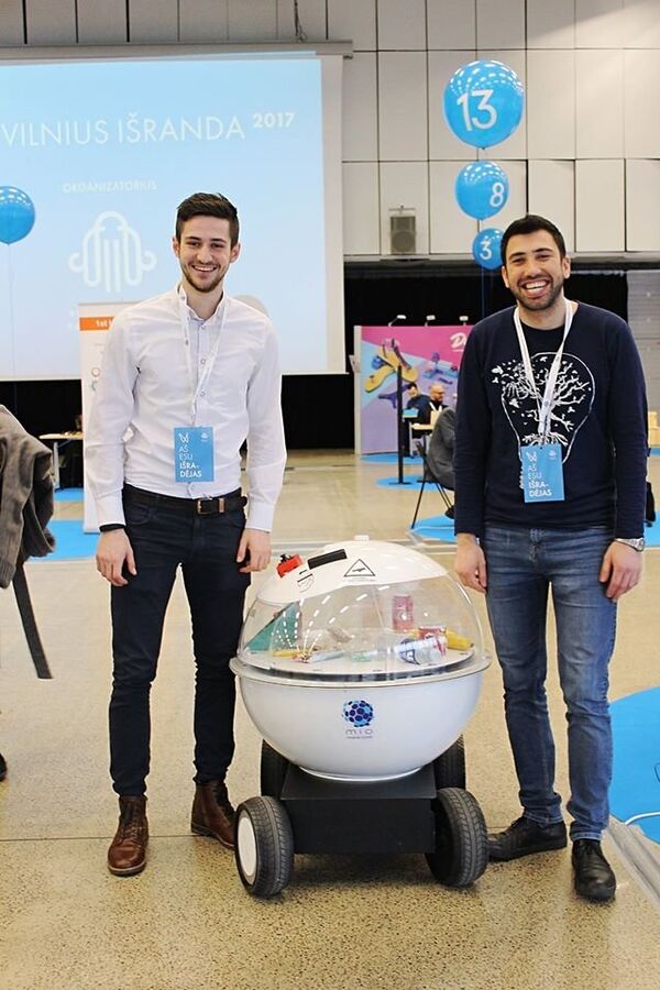 Изобретатели Роман Дроков и Мангирдас Скрипка демонстрируют публике автономный робот-киоск Mio Изобретатели Роман Дроков и Мангирдас Скрипка демонстрируют публике автономный робот-киоск Mio - Sputnik Литва