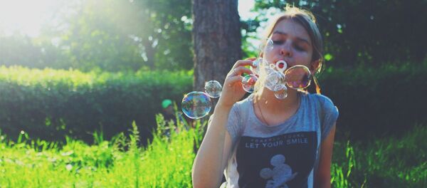 Девочка выдувает мыльные пузыри - Sputnik Литва