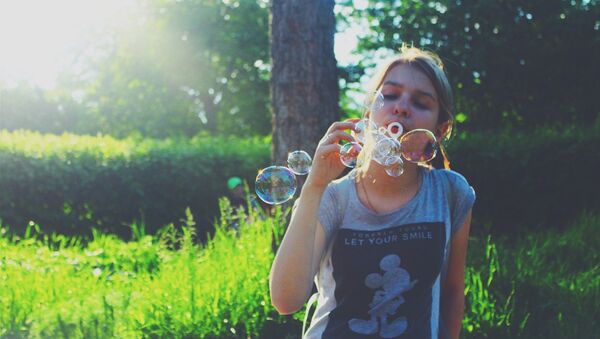 Девочка выдувает мыльные пузыри - Sputnik Литва