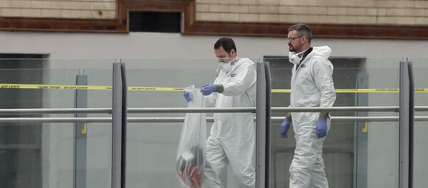 Эксперты работают на месте теракта в Манчестер-арене Эксперты работают на месте теракта в Манчестер-арене - Sputnik Lietuva