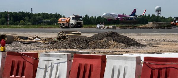 В Каунасском аэропорту идет установка временных терминалов В Каунасском аэропорту идет установка временных терминалов - Sputnik Lietuva