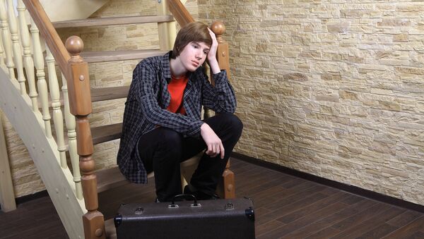 Подросток с чемоданом сидит на лестнице - Sputnik Литва