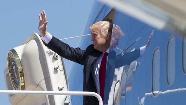 Дональд Трамп машет рукой из самолета - Sputnik Литва