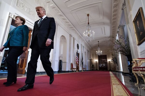 Дональд Трамп и Ангела Меркель идут на пресс-конференцию Дональд Трамп и Ангела Меркель идут на пресс-конференцию - Sputnik Литва