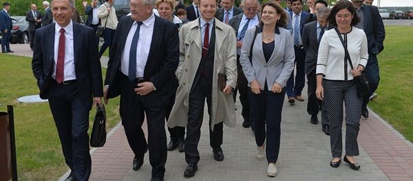 Зарубежные дипломаты приехали на экскурсию по БелАЭС Зарубежные дипломаты приехали на экскурсию по БелАЭС - Sputnik Литва