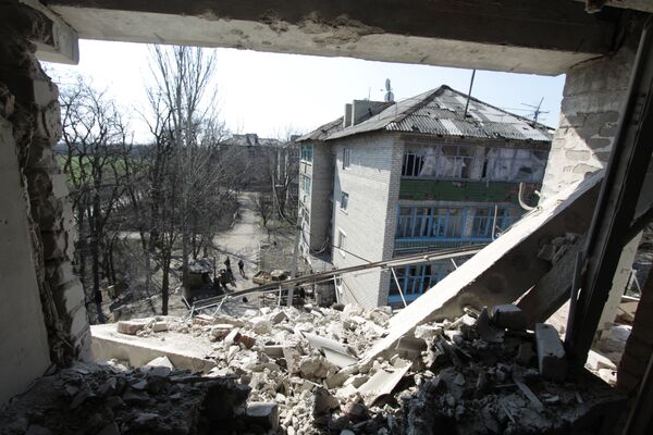 Жизнь в прифронтовом поселке Донецк-Северный в Донбассе, архивное фото Жизнь в прифронтовом поселке Донецк-Северный в Донбассе, архивное фото - Sputnik Литва