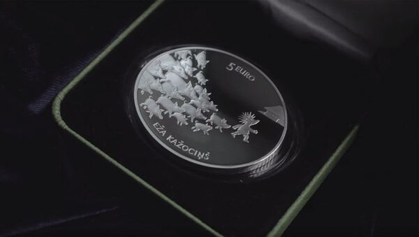 Коллекционная серебряная монета достоинством 5 евро Сказочная монета II. Ежова шубка - Sputnik Литва