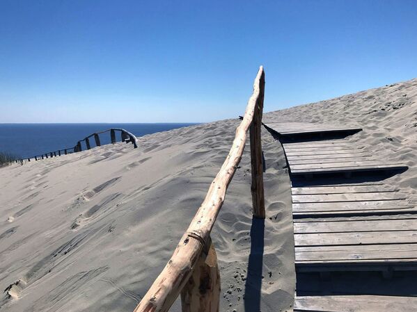 Песок на дюне очень подвижен, потому не рекомендуется отходить далеко от настила из досок - Sputnik Литва