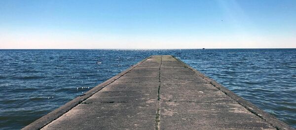 Пирс на Куршскойм заливе – любимое место для прогулок вечером Пирс на Куршскойм заливе – любимое место для прогулок вечером - Sputnik Lietuva