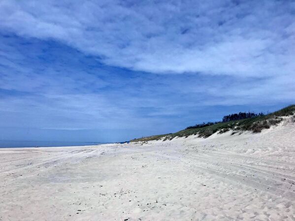 Чистый песок на бескрайнем пляже Ниды - Sputnik Литва
