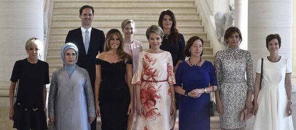 Групповая фотография жен глав стран-участниц саммита НАТО в Брюсселе - Sputnik Литва