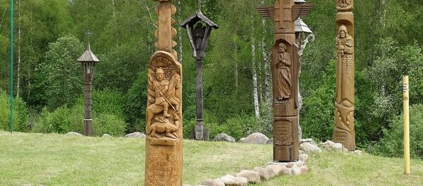 Пограничники установили новый придорожный столб с орнаментной крышей - Sputnik Lietuva