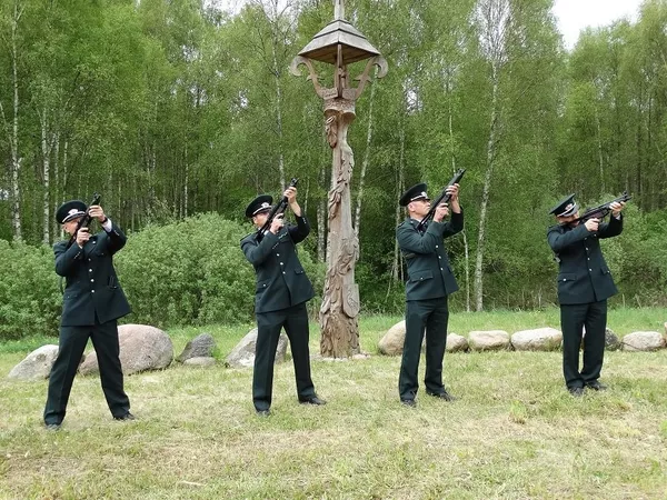 Пограничники установили новый придорожный столб с орнаментной крышей Пограничники установили новый придорожный столб с орнаментной крышей - Sputnik Lietuva