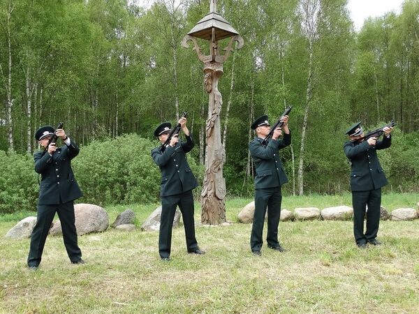 Пограничники установили новый придорожный столб с орнаментной крышей Пограничники установили новый придорожный столб с орнаментной крышей - Sputnik Литва