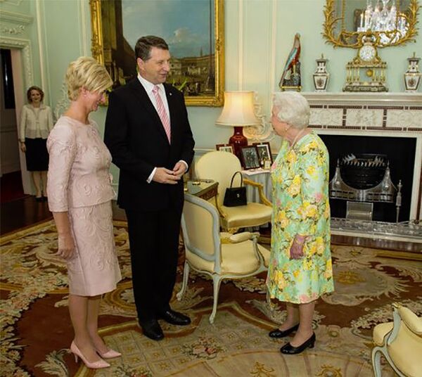 Президент Латвии Раймондс Вейонис с супругой встречаются с королевой Англии Елизаветой - Sputnik Литва