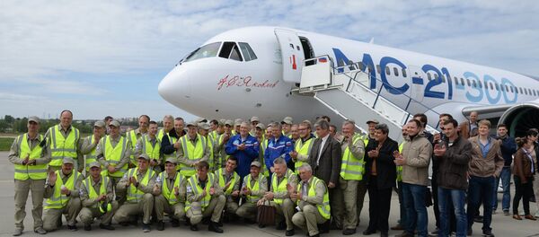 Первый полет нового российского пассажирского самолета МС-21 Первый полет нового российского пассажирского самолета МС-21 - Sputnik Литва