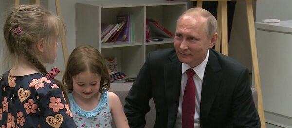 Путин в Париже посетил Российский духовно-культурный центр - Sputnik Литва