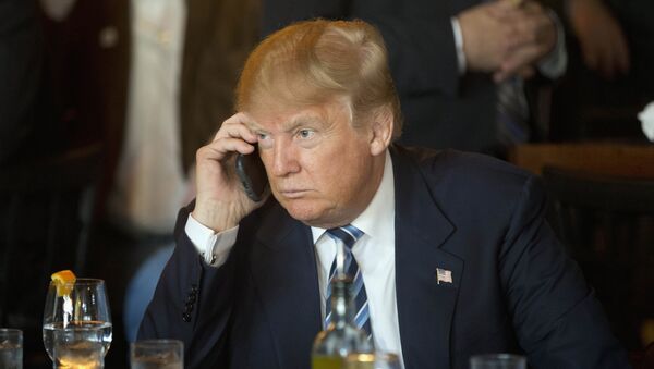Дональд Трамп говорит по мобильному телефону - Sputnik Литва