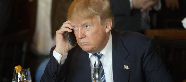 Дональд Трамп говорит по мобильному телефону - Sputnik Литва