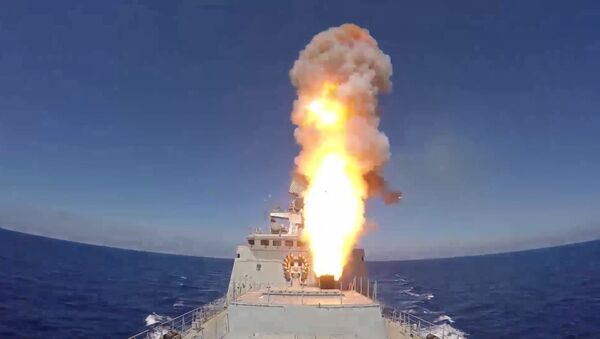 С кораблей РФ запустили ракеты Калибр по позициям ИГ* в Сирии - Sputnik Литва